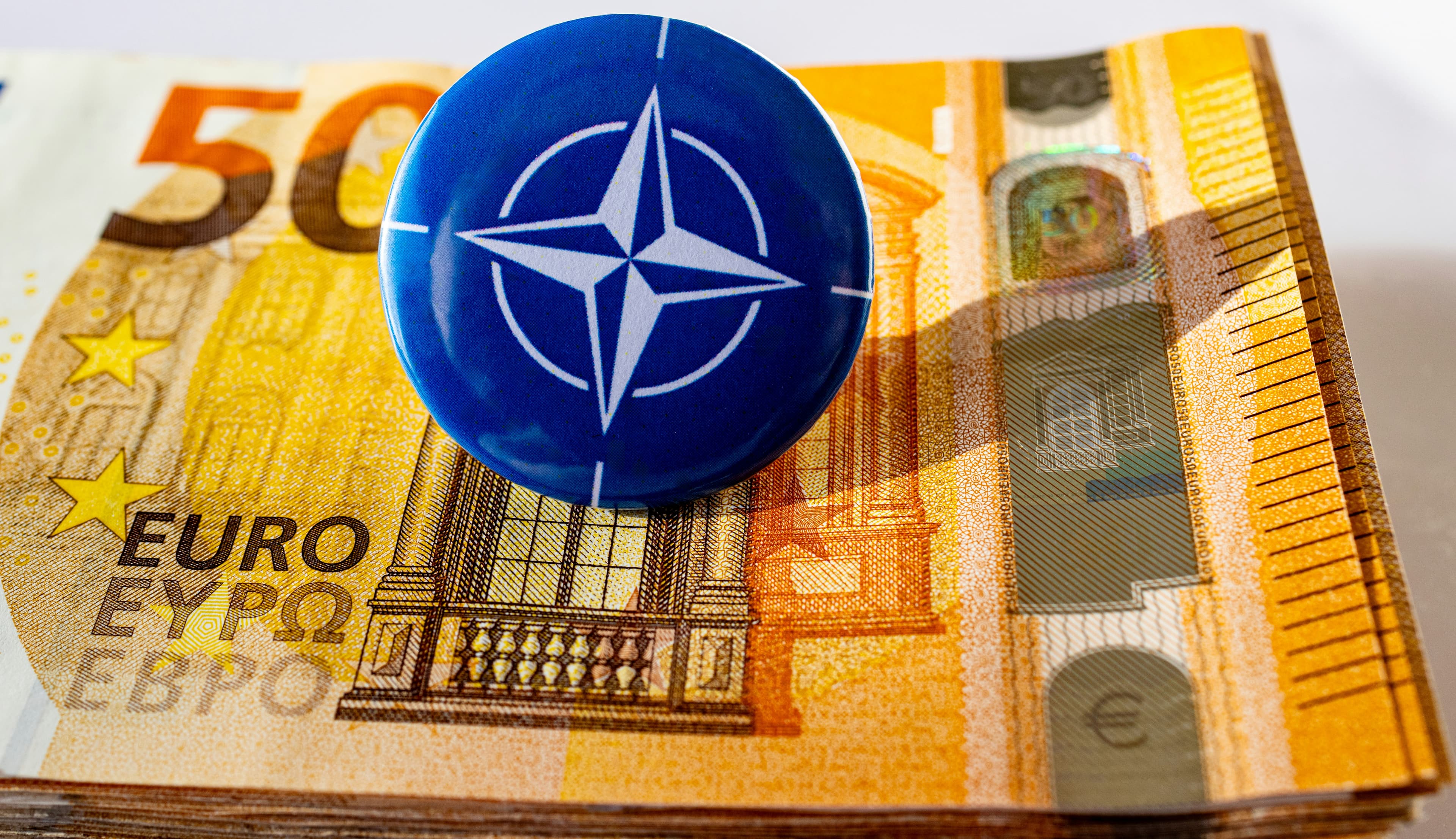 Defensie-uitgaven, inflatie en rente: hoe hangen ze samen?
