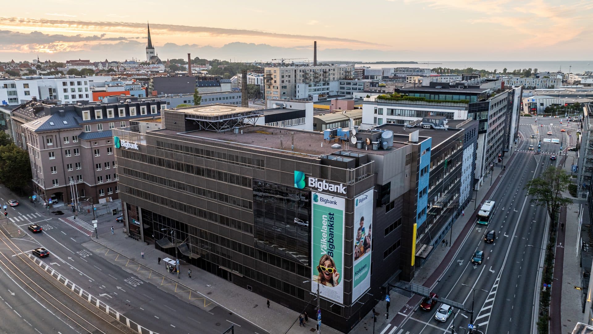 Kantoorgebouw van Bigbank aan de Narva maantee in Tallinn, met de oude stad op de achtergrond