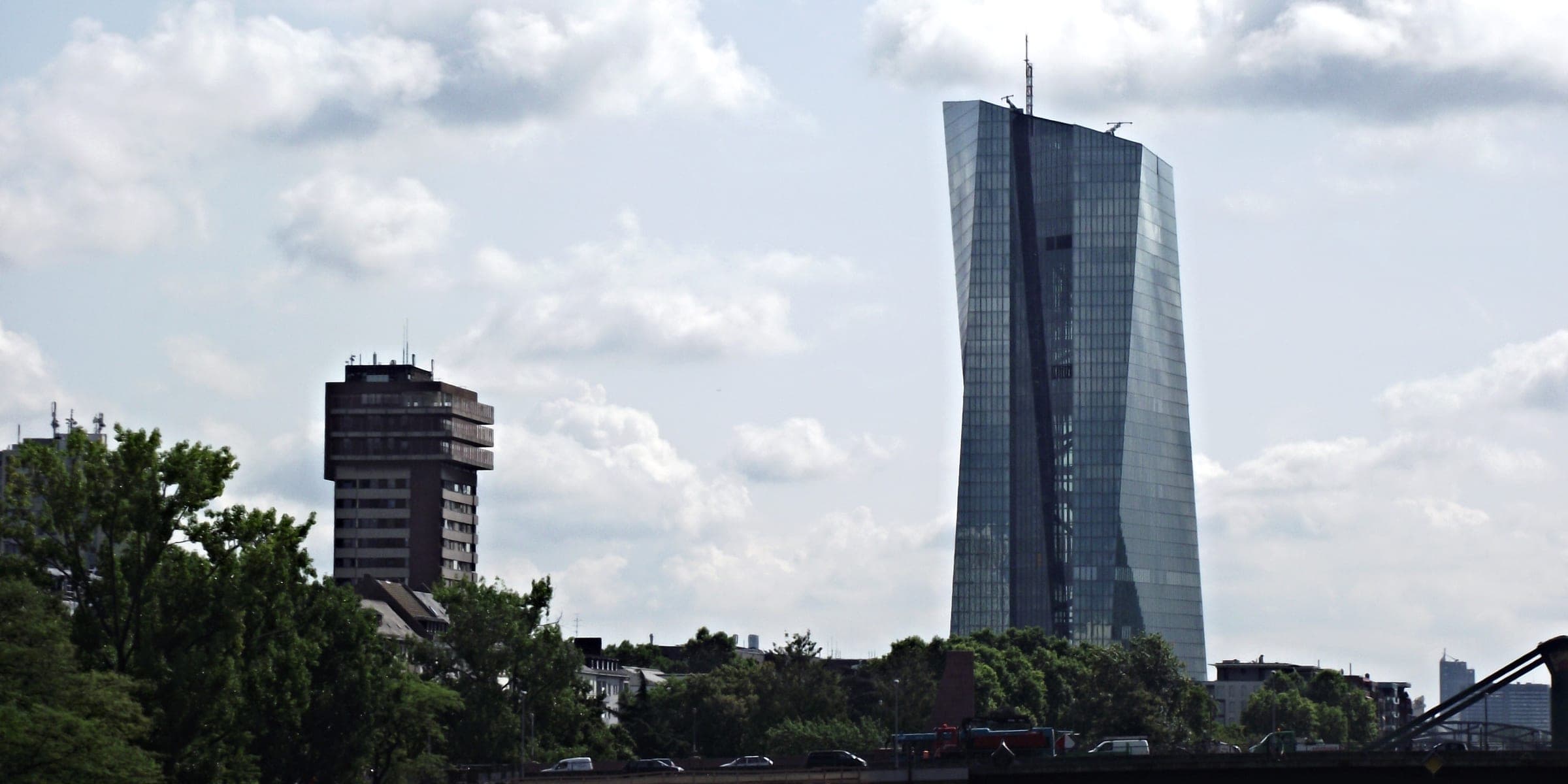 Het hoofdkantoor van de Europese Centrale Bank in Frankfurt, gezien vanaf de Main