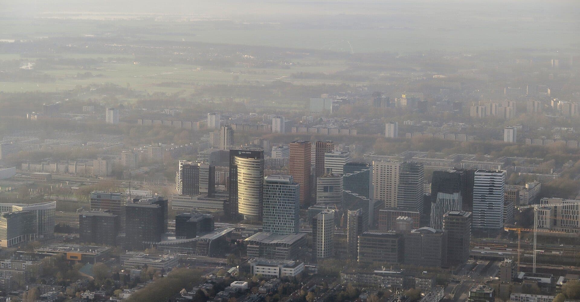 Luchtfoto van de Amsterdamse Zuidas met in het midden het hoofdkantoor van ABN AMRO