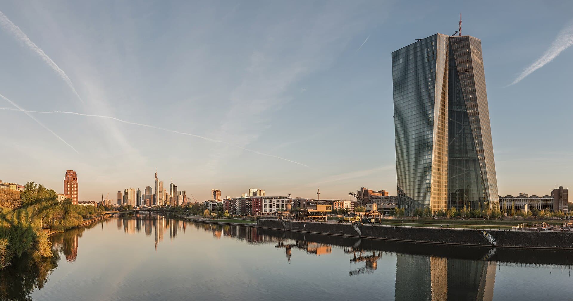 Hoofdkantoor van de Europese Centrale Bank in Frankfurt bij zonsopkomst