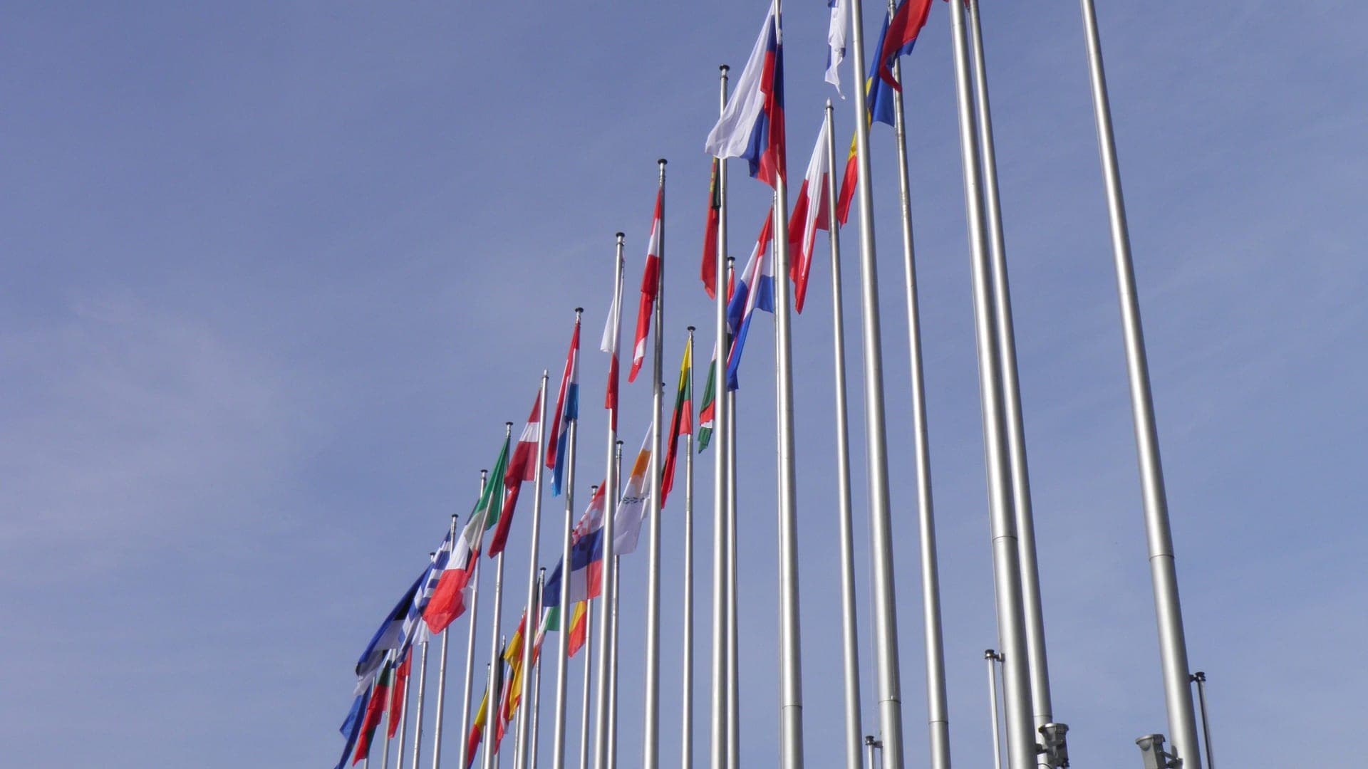 Vlaggen van Europese landen aan vlaggenmasten bij het Europees Parlement in Straatsburg