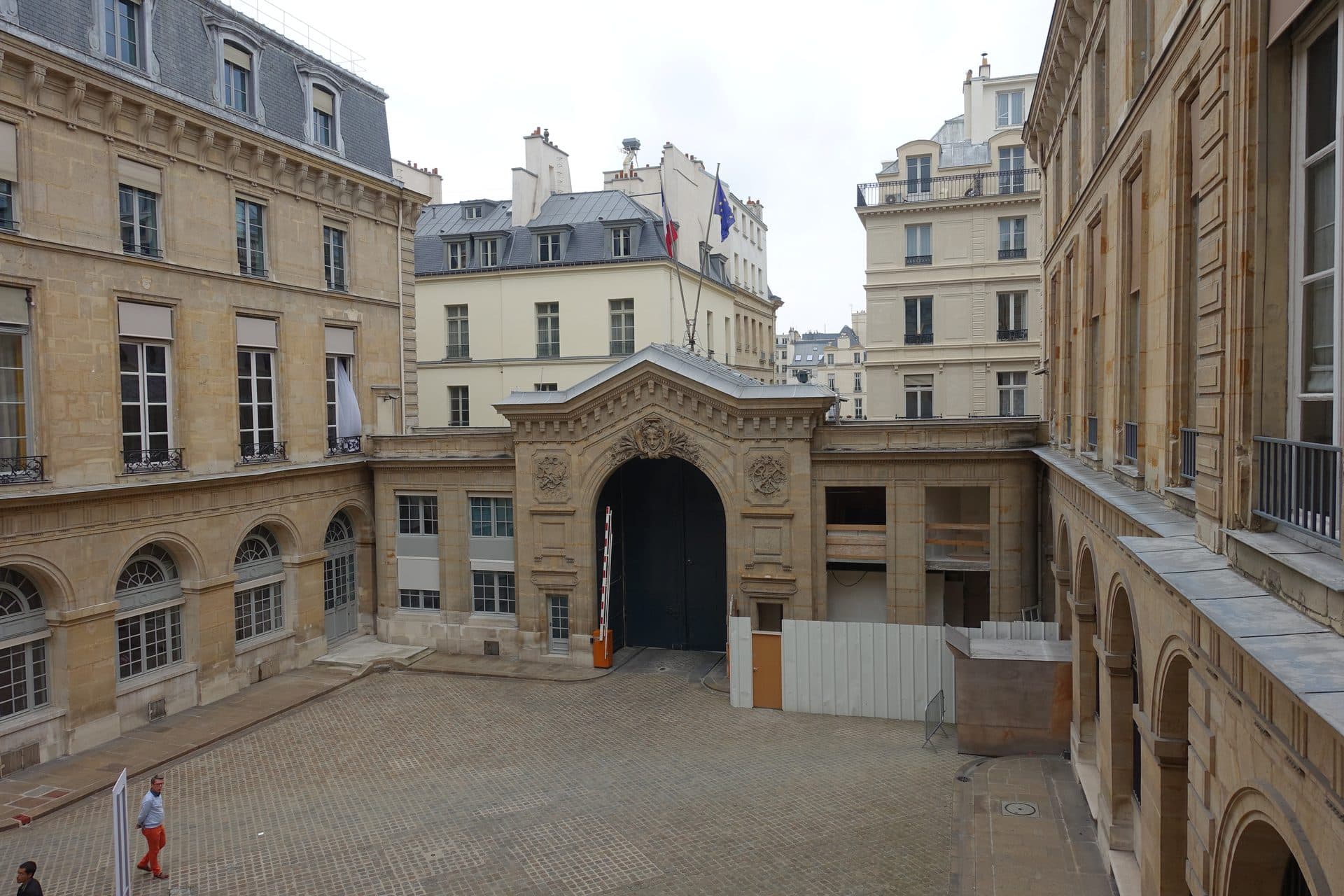 Binnenplaats van het Hôtel de Toulouse, het hoofdkantoor van de Banque de France in Parijs, met de Franse en de Europese vlag