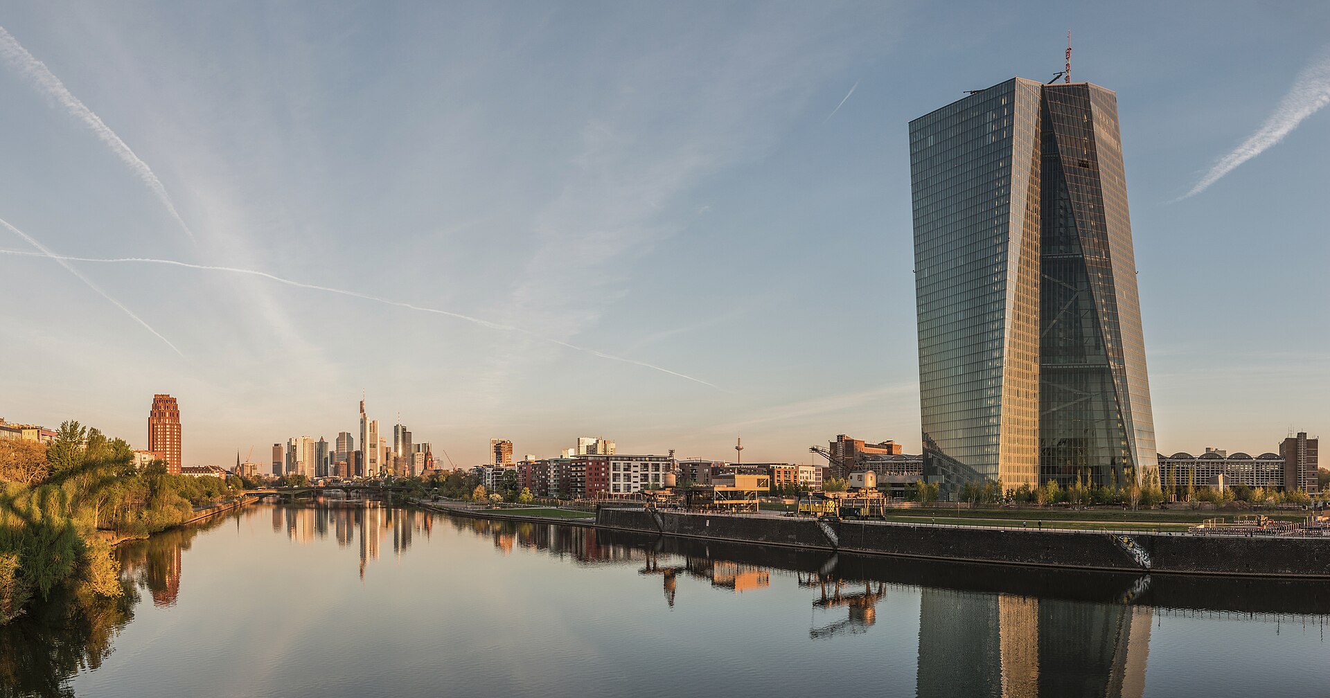 Hoofdkantoor van de Europese Centrale Bank in Frankfurt bij zonsopkomst